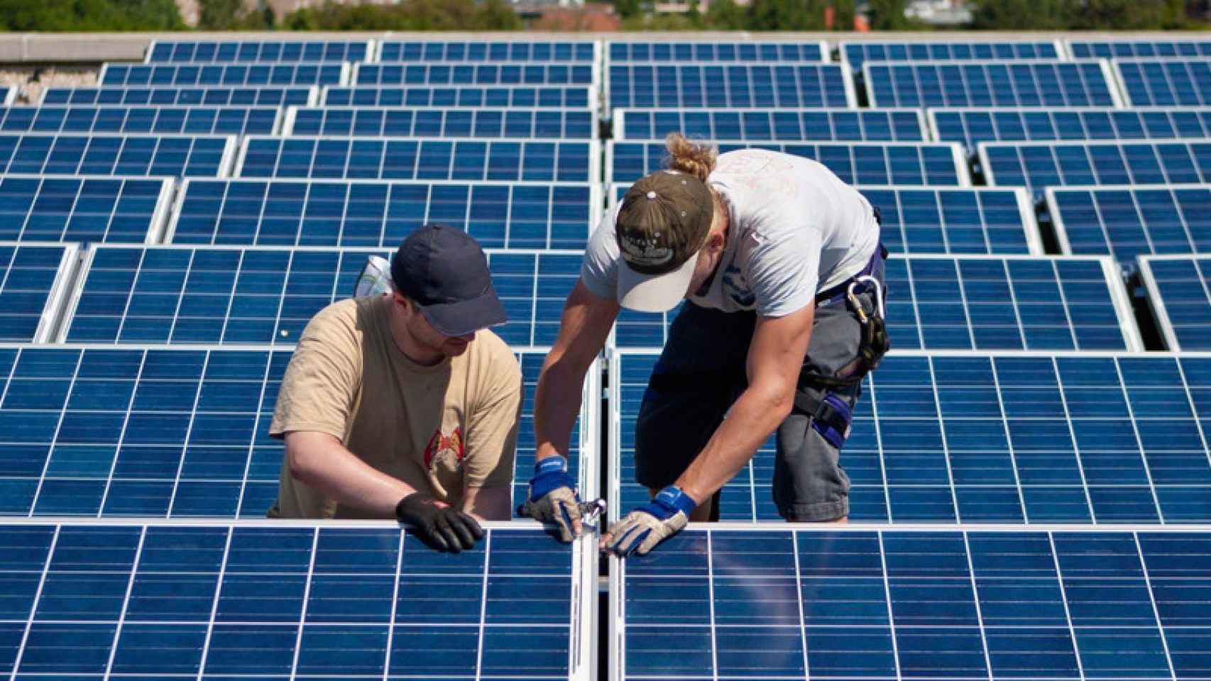 Operarios instalan paneles solares.