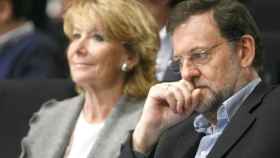 Mariano Rajoy (d) y Esperanza Aguirre (i), dirigentes del Partido Popular.