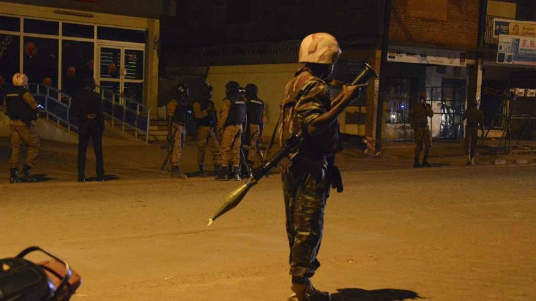 Soldados a las puertas del hotel atacado en la capital de Burkina Faso.
