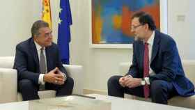 El vicepresidente mundial de Compras de Volkswagen, Francisco Javier García Sanz, y el presidente del Gobierno, Mariano Rajoy, reunidos en La Moncloa.