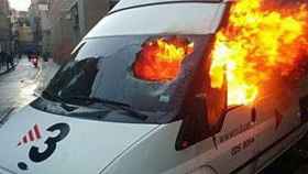 'Okupas' queman una unidad móvil de TV3 tras el desalojo de una finca en el barrio de Sants