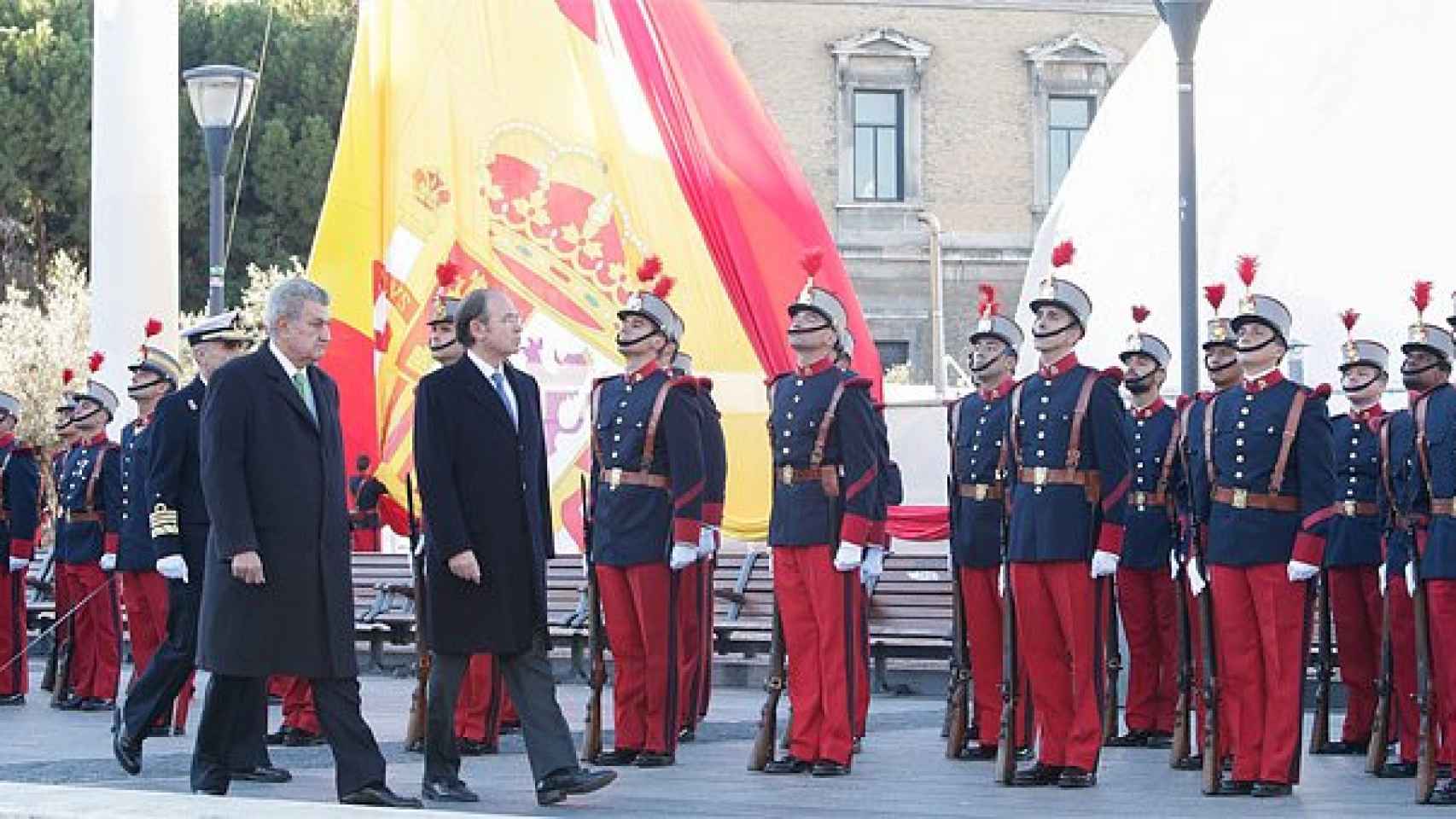 Los presidentes del Congreso y el Senado, Jesús Posada y Pío García Escudero, respectivamente, presiden el izado de bandera, con el que se abren los actos conmemorativos del 6 de diciembre