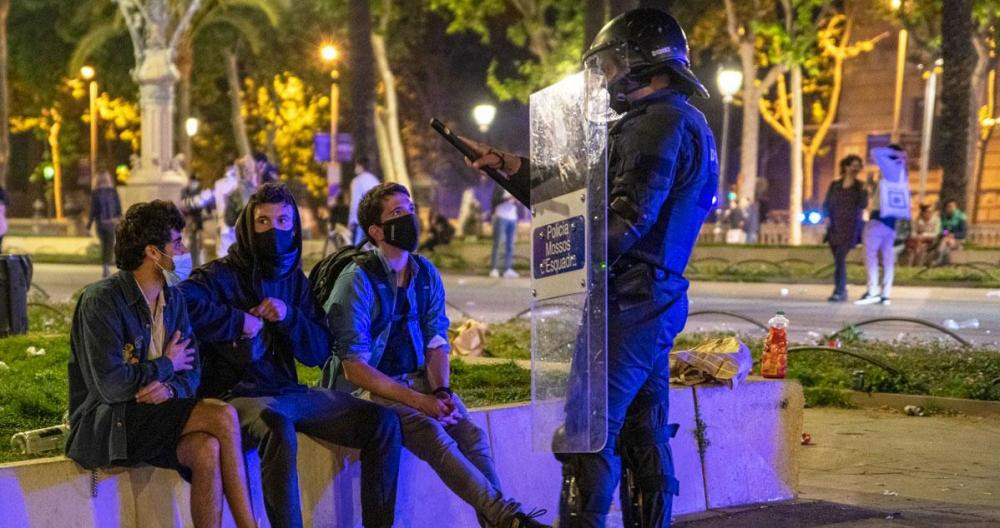 Un efectivo de la Guardia Urbana de Barcelona, disolviendo un botellón / EP