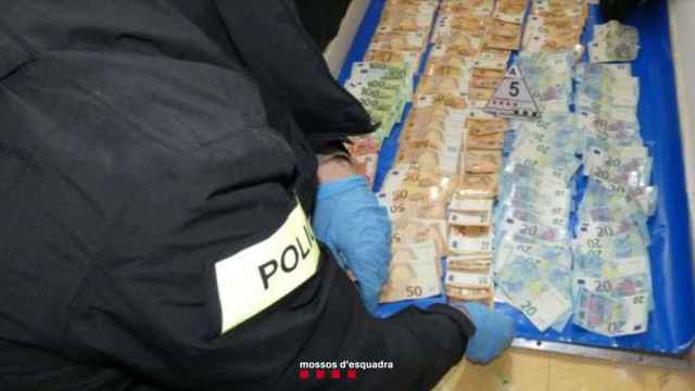 Un agente de los Mossos d'Esquadra durante el operativo en el que ha caído la presunta responsable de una de las principales redes de tráfico de droga de la costa catalana / MOSSOS