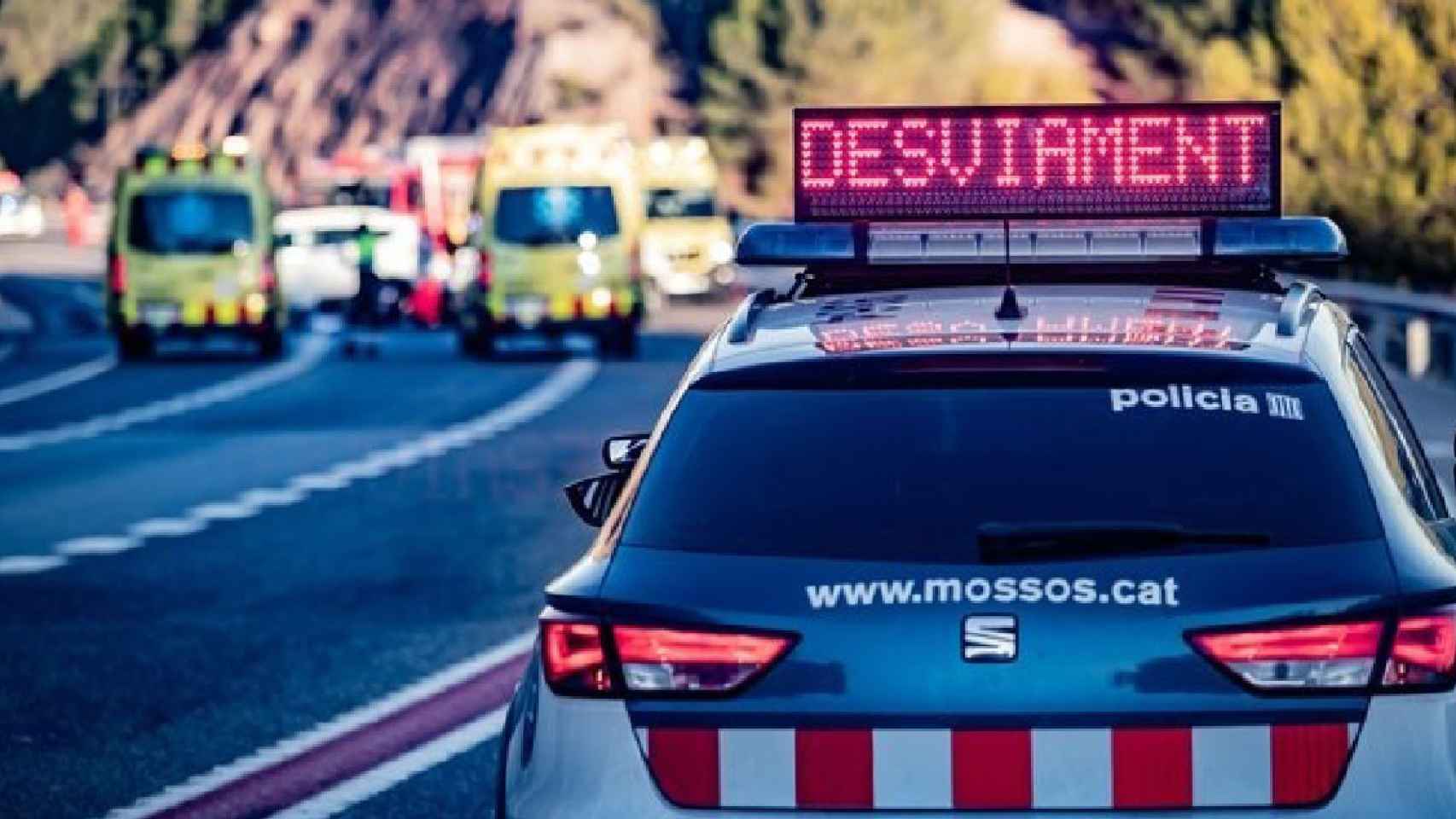 Los Mossos d'Esquadra señalizando un desvío por accidente, como el ocurrido este miércoles en Mediona donde el conductor de una furgoneta ha perdido la vida al chocar con otro vehículo  / MOSSOS