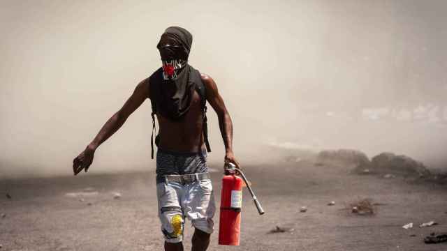 Un manifestante sostiene un extintor durante unas protestas hoy, en Puerto Príncipe (Haití) / EFE