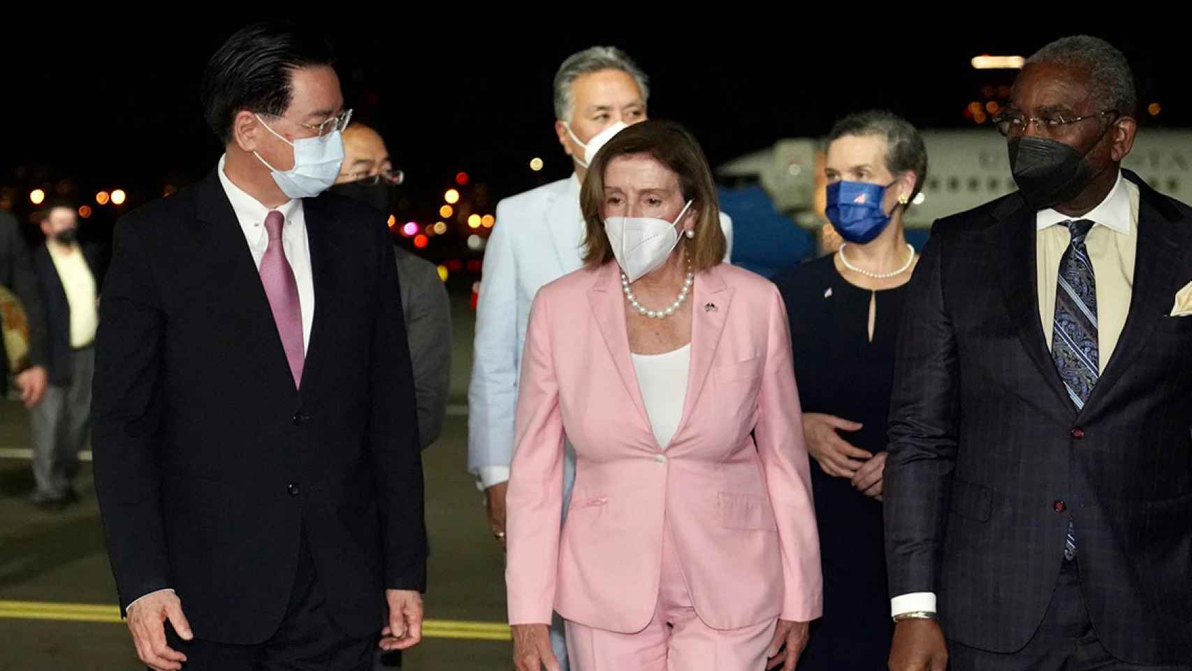 La presidenta de la Cámara de Representantes de los EEUU, Nancy Pelosi (c), siendo recibida por el Ministro de Relaciones Exteriores de Taiwán, Joseph Wu (i), cuando llega al aeropuerto de Songshan en Taipei (Taiwán) / EFE - EPA - Ministerio de Asuntos Exteriores de Taiwán