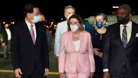 La presidenta de la Cámara de Representantes de los EEUU, Nancy Pelosi (c), siendo recibida por el Ministro de Relaciones Exteriores de Taiwán, Joseph Wu (i), cuando llega al aeropuerto de Songshan en Taipei (Taiwán) / EFE - EPA - Ministerio de Asuntos Exteriores de Taiwán