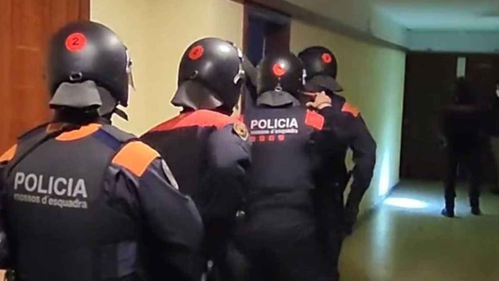 Varios agentes de los Mossos durante la operación contra un grupo criminal dedicado a la falsificación de moneda en Tarragona / MOSSOS