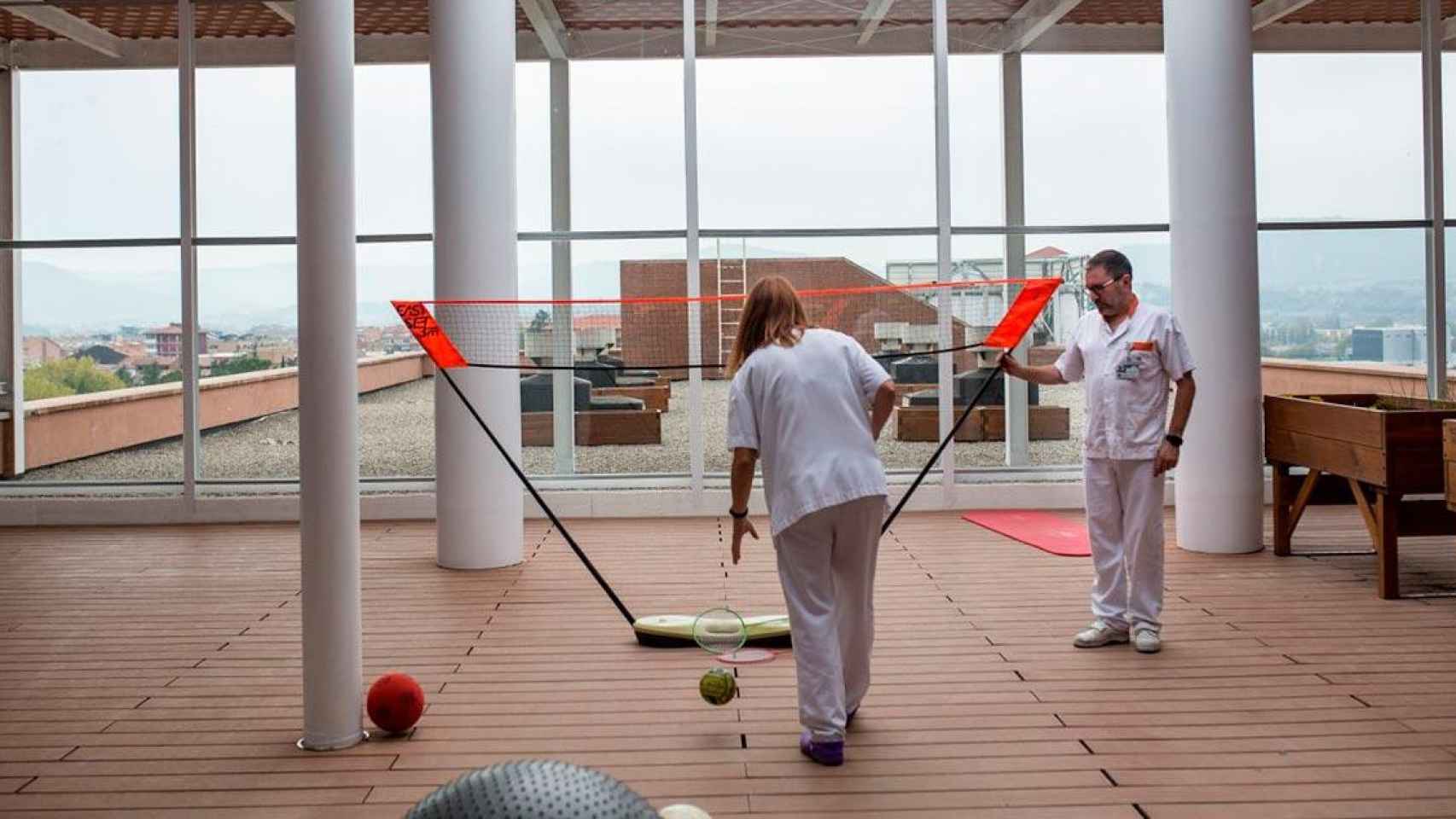 Dos personas practican deporte en la unidad psiquiátrica del hospital de Vic / UVIC
