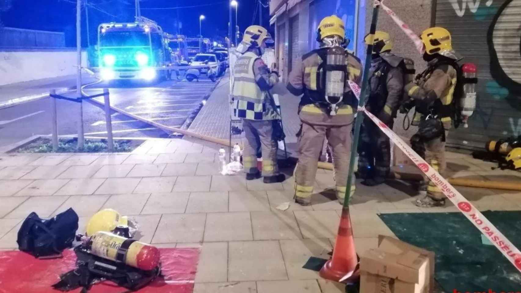 Varios bomberos trabajan en la extinción del incendio de Malgrat de Mar, en el que ha fallecido una anciana / BOMBERS