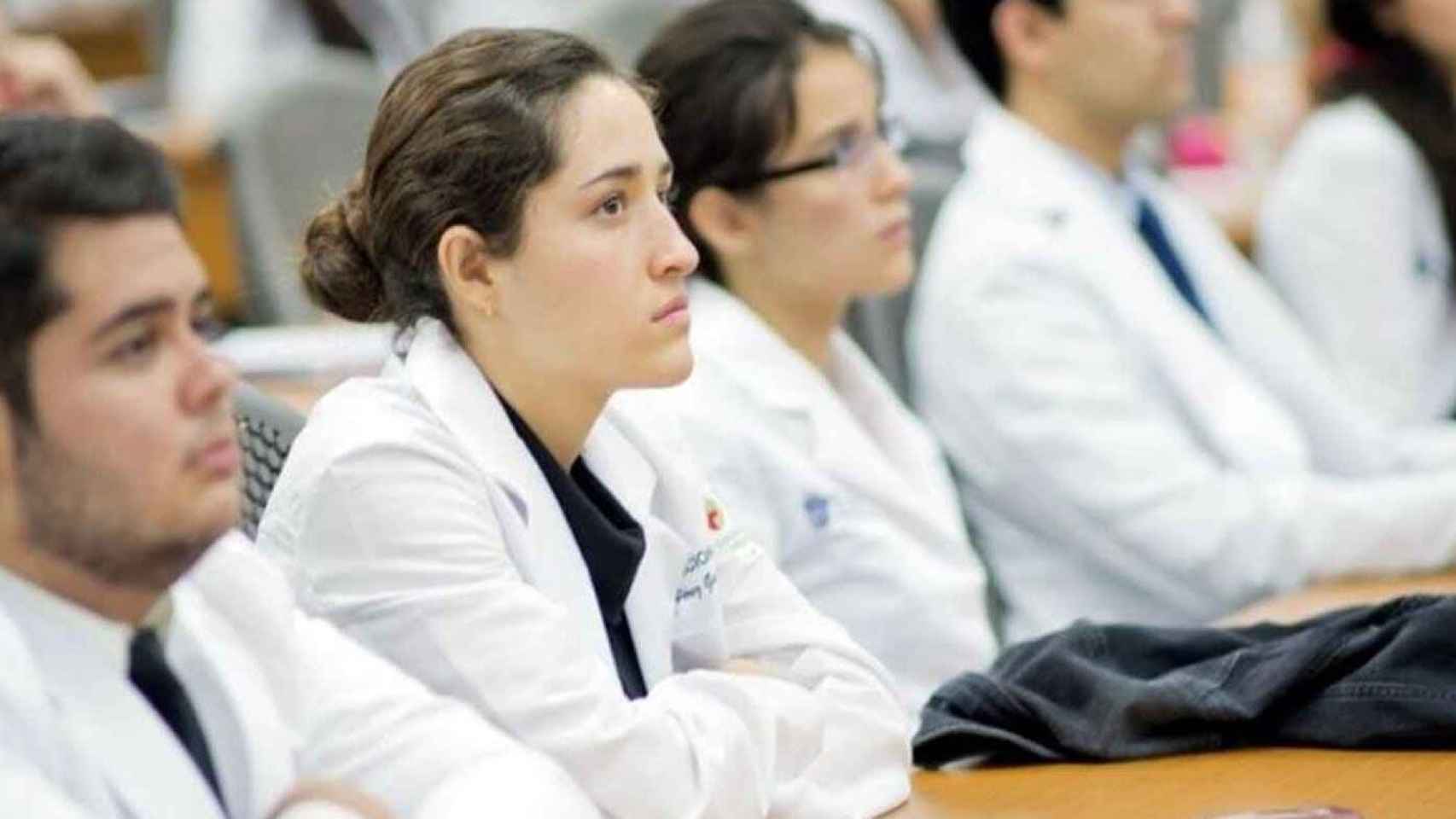 Estudiantes de medicina prestan atención en clase / EE