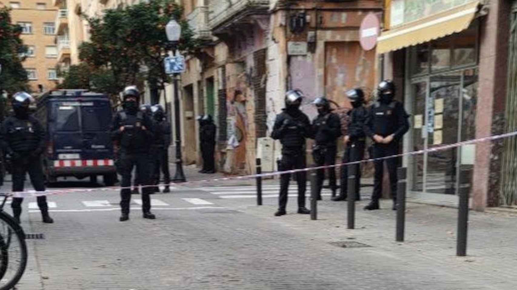 Despliegue de Mossos d'Esquasdra durante el desalojo de una vivienda ocupada en Sant Andreu / TSUNAMI REPRESIU (TWITTER)