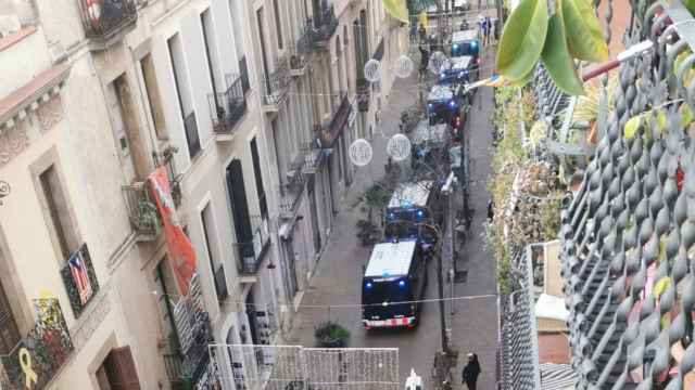 Despliegue de Mossos para el desalojo de la casa okupa Ca l'Espina de Gràcia / CA L'ESPINA (TWITTER)