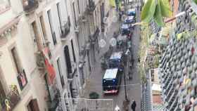 Despliegue de Mossos para el desalojo de la casa okupa Ca l'Espina de Gràcia / CA L'ESPINA (TWITTER)