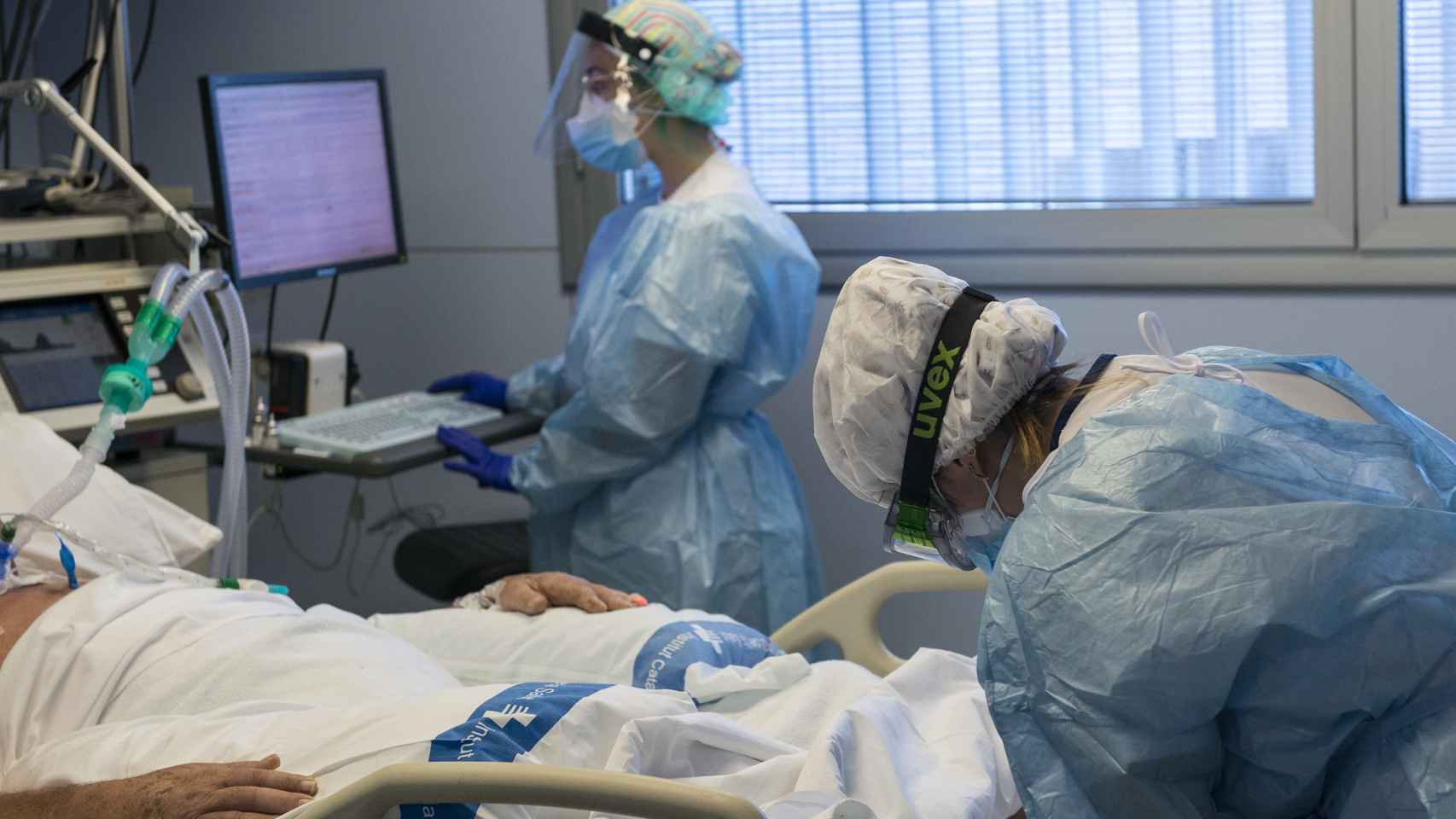 Personal sanitario atiende a un paciente con coronavirus en Cataluña / EP