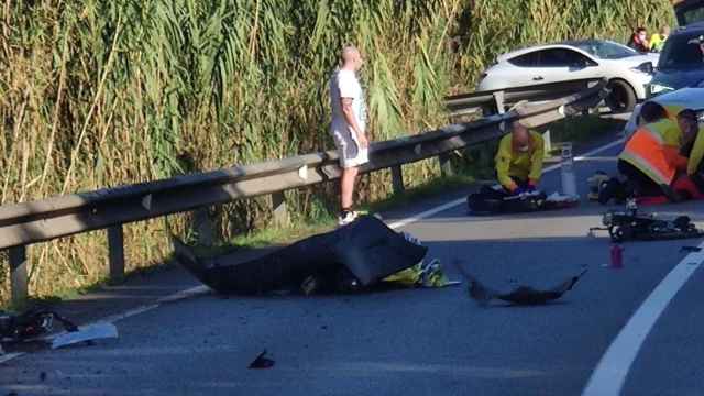 Servicios de emergencias tras el accidente con dos ciclistas fallecidos en Barcelona / JORDI RUIZ