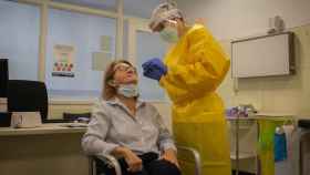 Una sanitaria realiza un test rápido de antígenos de detección de coronavirus a una doctora del Centro de Atención Primaria CAP Manso, en Barcelona / EUROPA PRESS
