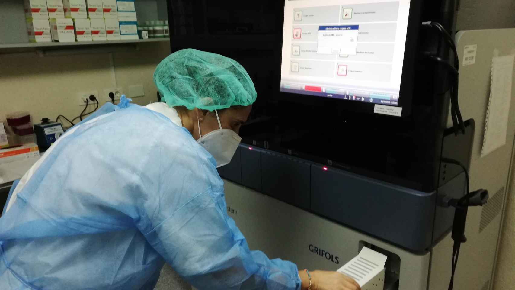 Un sanitario realiza un PCR para detectar coronavirus / EP