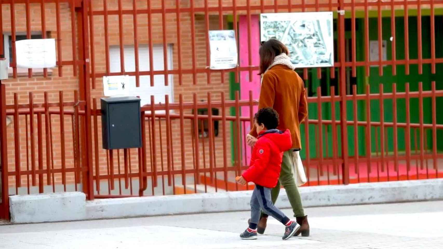 Una madre acompaña a su hijo a una de las escuelas de Cataluña