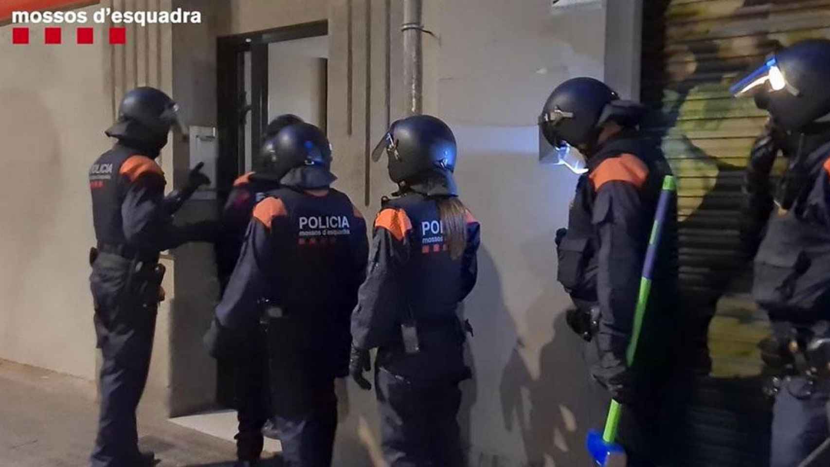 Intervención de la policía catalana en busca de drogas en un narcopiso / MOSSOS