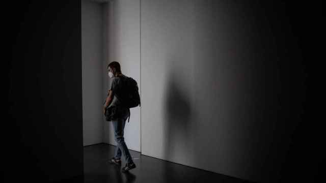 Un hombre pasea por el Museu d'Art Contemporani de Barcelona (MACBA) bajo medidas por el coronavirus / EP