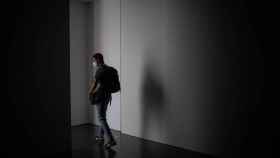 Un hombre pasea por el Museu d'Art Contemporani de Barcelona (MACBA) bajo medidas por el coronavirus / EP
