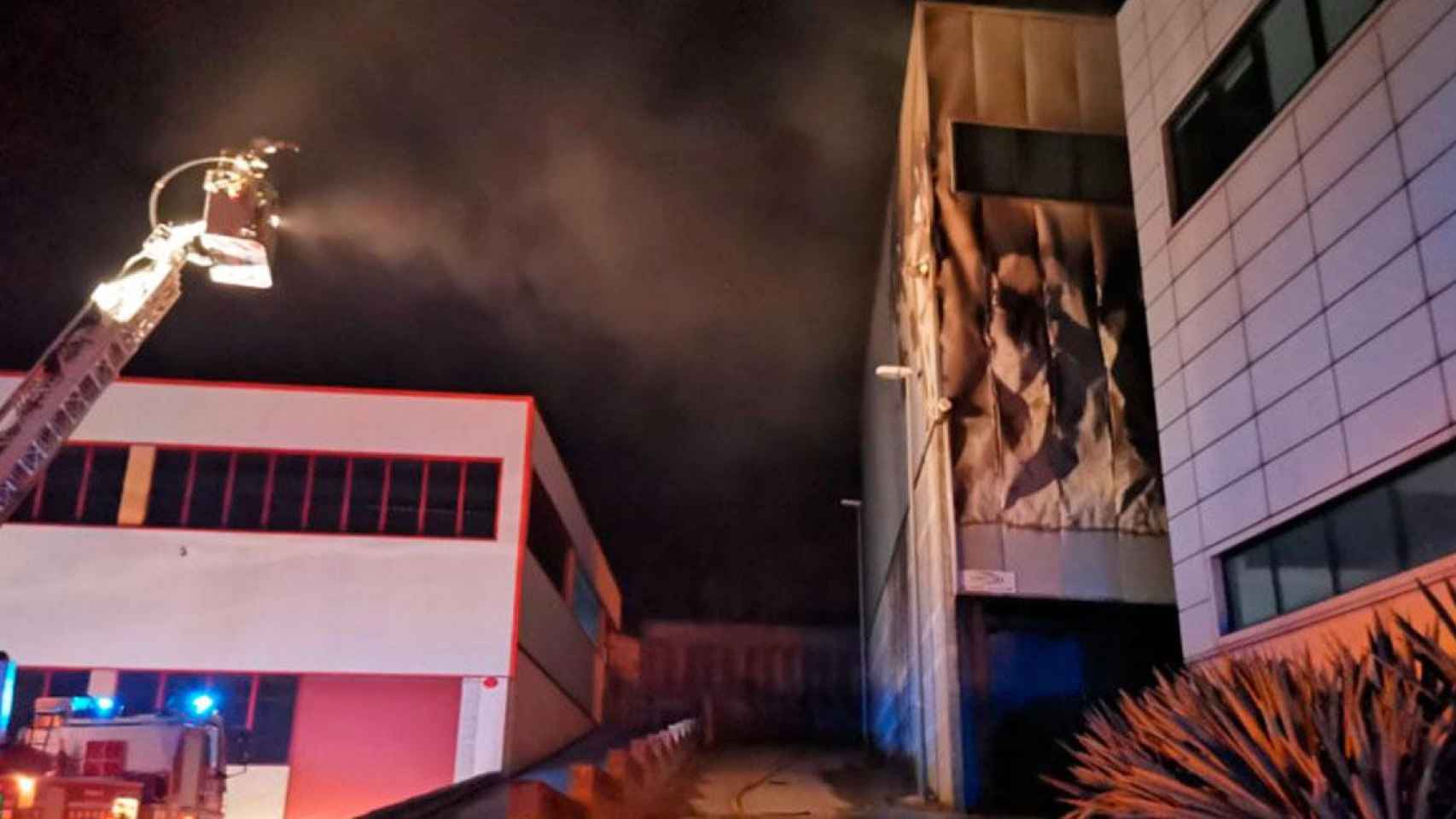 Actuación contra el incendio en una nave industrial de Arenys de Mar / BOMBERSCAT
