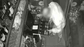 Un ladrón roba la caja registradora en un bar en de El Raval / MOSSOS D'ESQUADRA