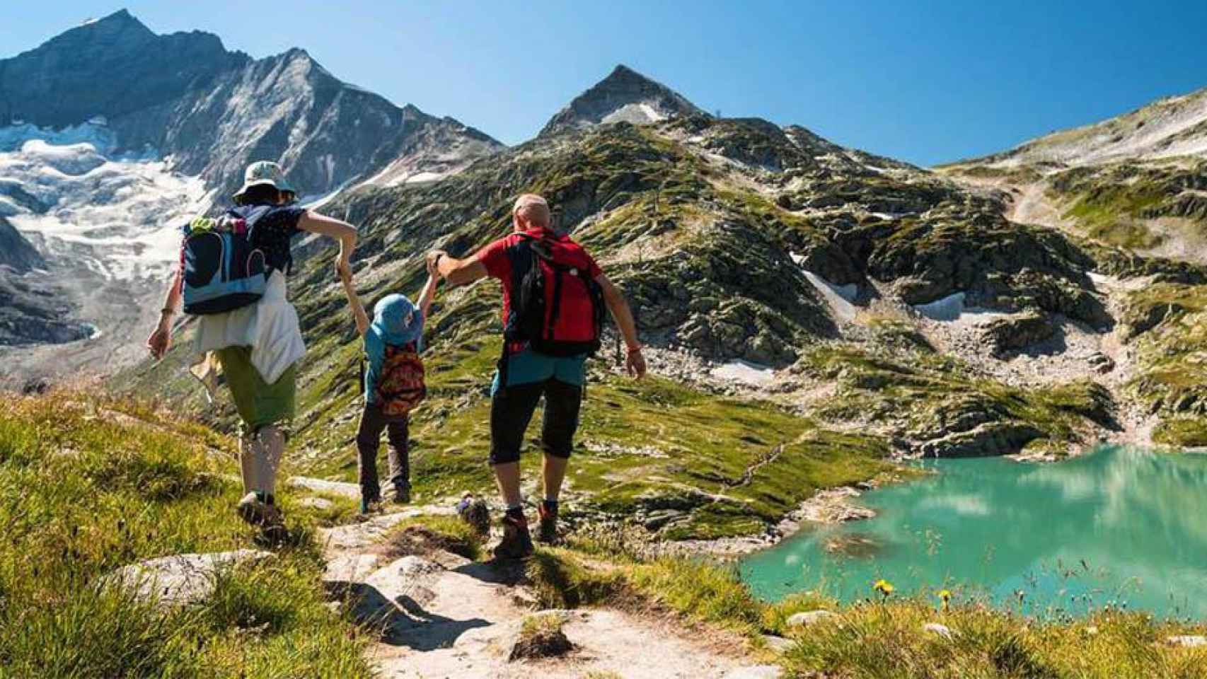 Familia disfrutando de su tiempo de ocio en una salida a la montaña / WEEKENDESK