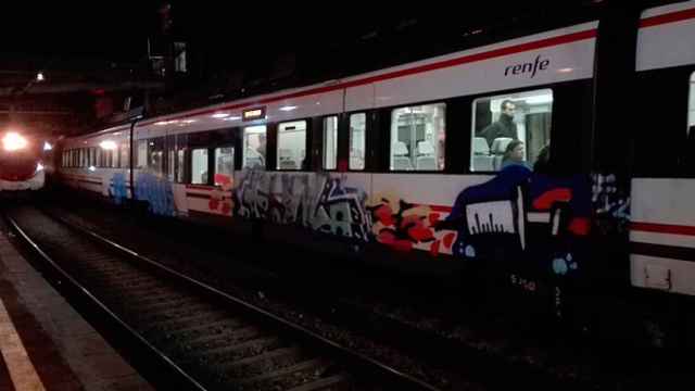 Ataque con pintadas en un tren de Rodalies / CG