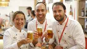 Una imagen de los chefs Iolanda Bustos, Quim Casellas y Josep Maria Porta en el stand de Estrella Damm