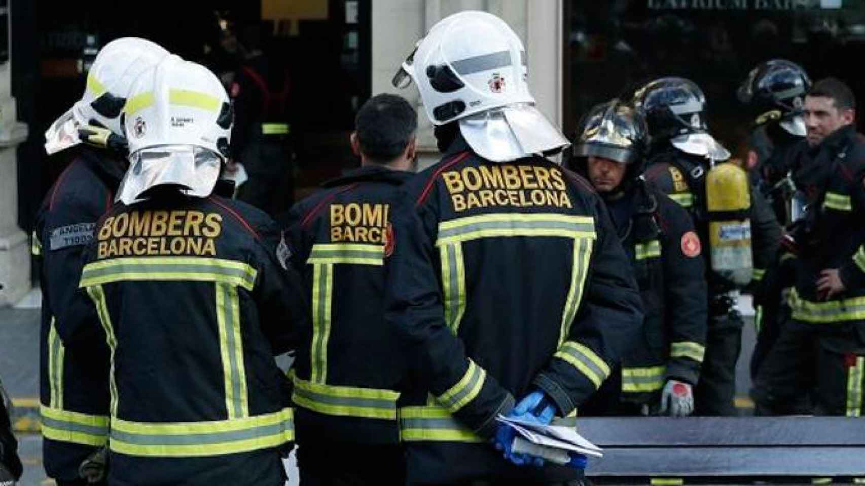 Imagen del cuerpo de Bomberos de Barcelona, que han intervenido en el incendio de la calle Aragón / EFE