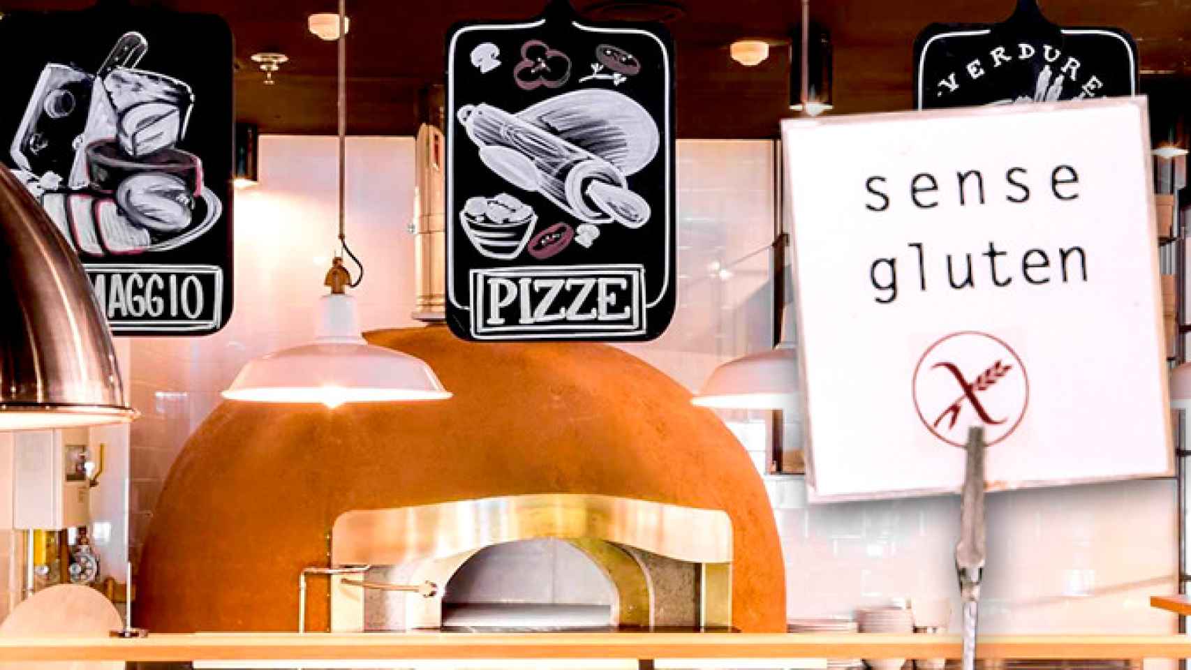 Interior de una de las pizzerías Ginos, uno de los restaurantes para celíacos en Cataluña, con un cartel 'Sense gluten' / FOTOMONTAJE DE CG