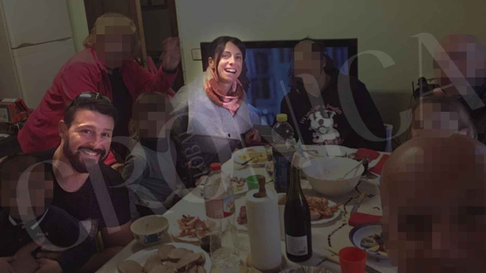 Pedro comiendo con la familia de Rosa antes de su muerte / CG