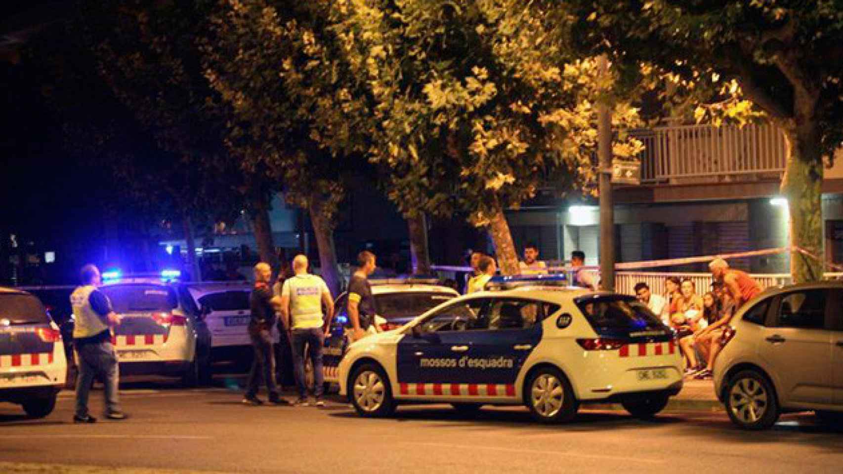 Los Mossos d'Esquadra atienden a varios afectados tras el atentado de Cambrils, relacionado con el de Las Ramblas de Barcelona / CG