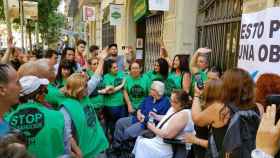 Los vecinos de la finca Villarroel 102 de Barcelona celebran el freno del desahucio / CG