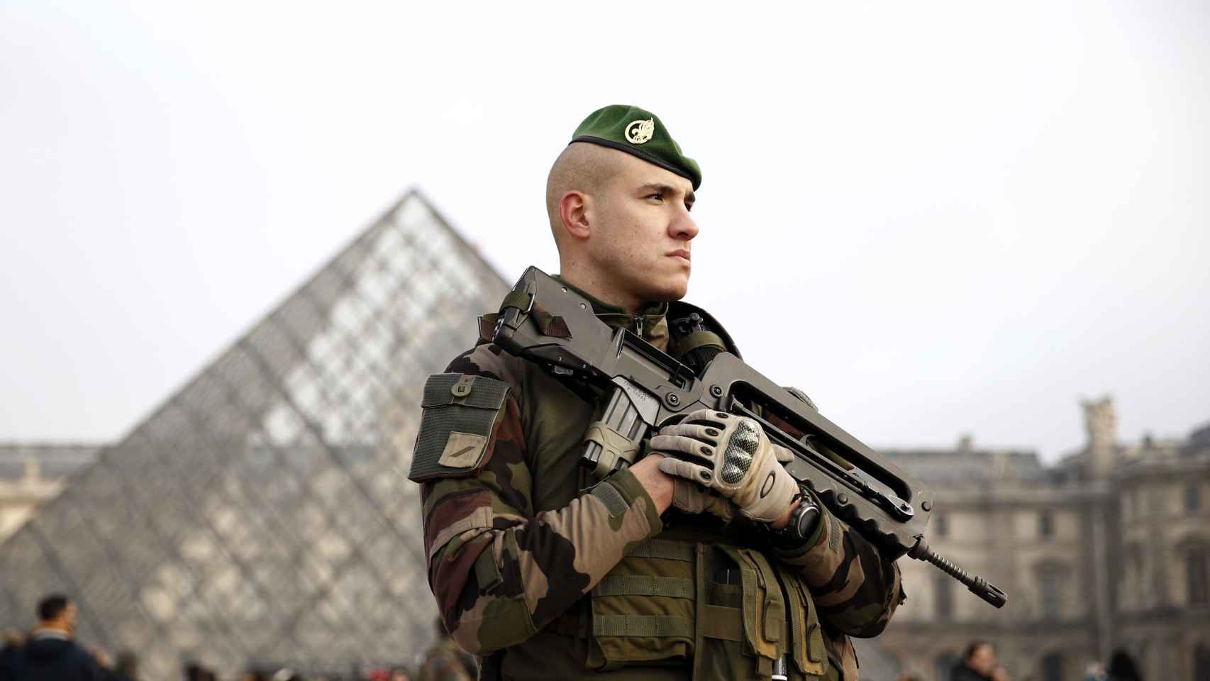 Un soldado hace guardia frente al Museo del Louvre en París / EFE