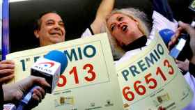 Los propietarios de la administración situada en el Paseo de la Esperanza, en Madrid, celebran la venta íntegra del número 66.513 / EFE