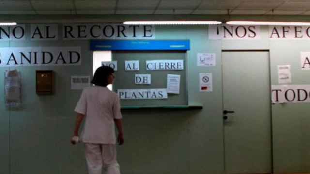 Carteles de protesta contra el cierre de plantas en el Hospital Vall d'Hebron, el mayor de Cataluña / CG