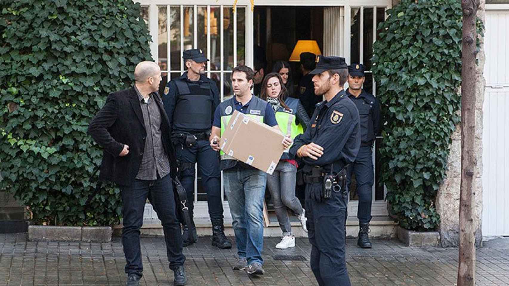 Agentes de la Policia sacando cajas del domicilio de la familia Pujol Ferrussola.