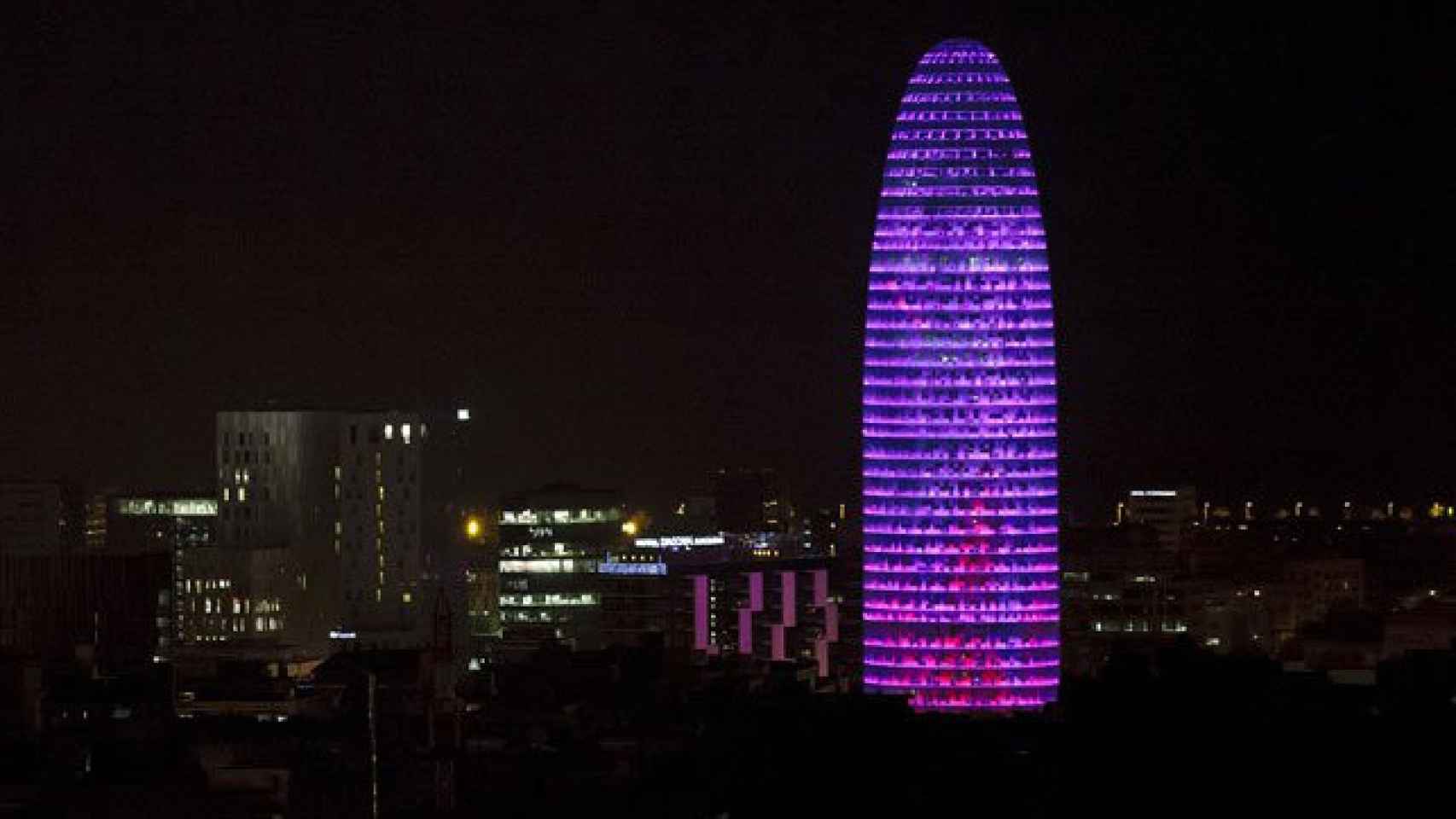 La Torre Agbar se tiñe de lila el Día Internacional de la Mujer