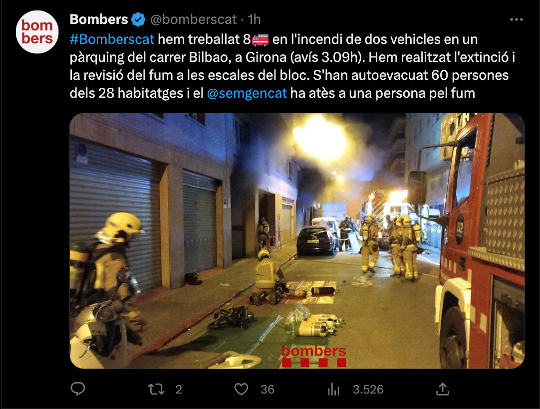 Tuit de Bombers de la Generalitat por el incendio de dos vehículos en un aparcamiento de Girona / BOMBERS