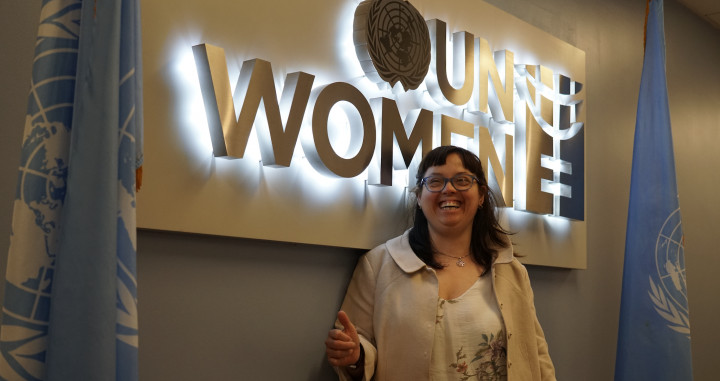 Montserrat Vilarrasa posa para la cámara en la sede de la ONU en Nueva York / EDGAR PRAT