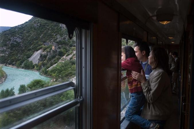 Imagen desde el interior del tren de los lagos de Lleida / LLEIDA TURISMO