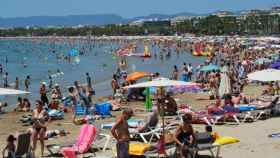 Una playa llena de turistas en Cataluña / EP