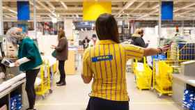 Imagen de una empleada de Ikea en un centro de la multinacional sueca / EFE