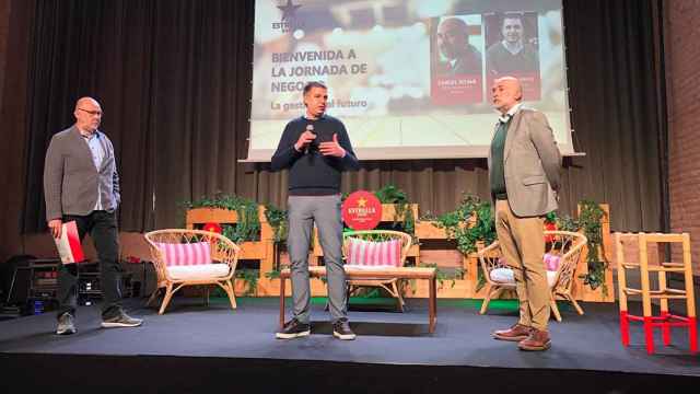 Roger Pallarols (c) y Carles Sitjar (d) en la jornada sobre el futuro de la hostelería / CG