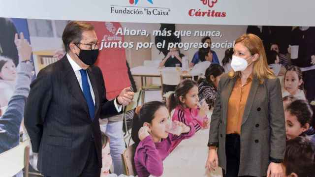 El director general de la Fundación La Caixa, Antonio Vila, y la secretaria general de Cáritas Española, Natalia Peiro / FUNDACION LA CAIXA