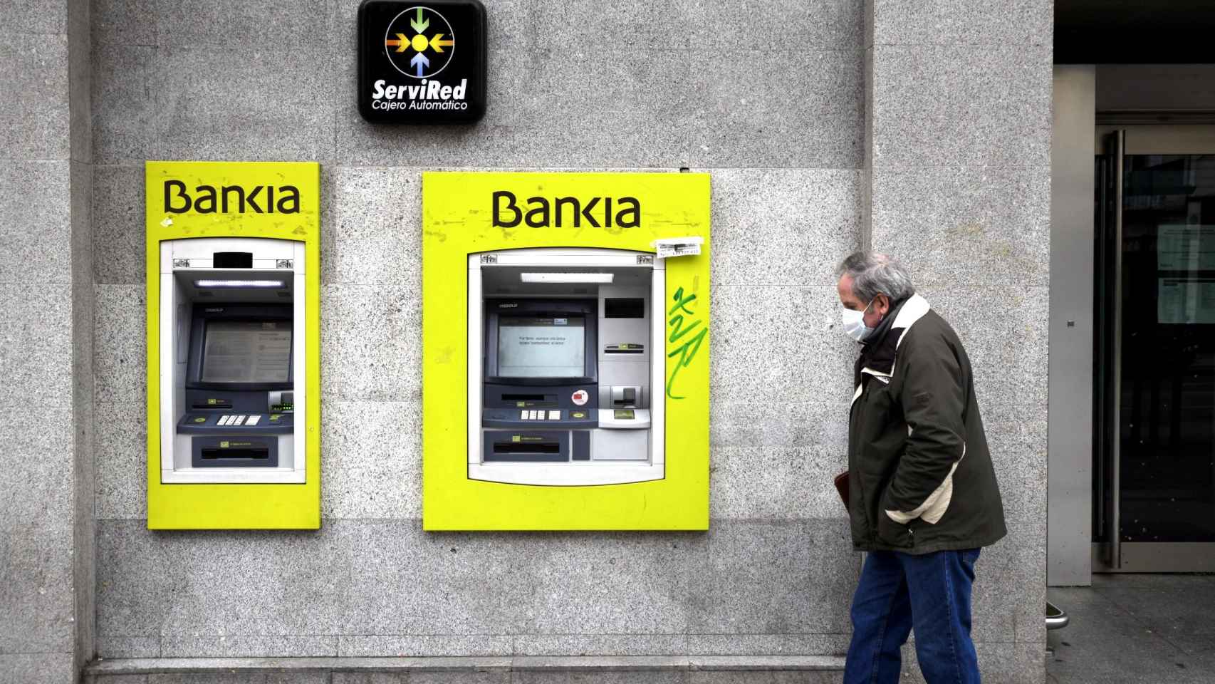 Un hombre frente a un cajero de Bankia / EP